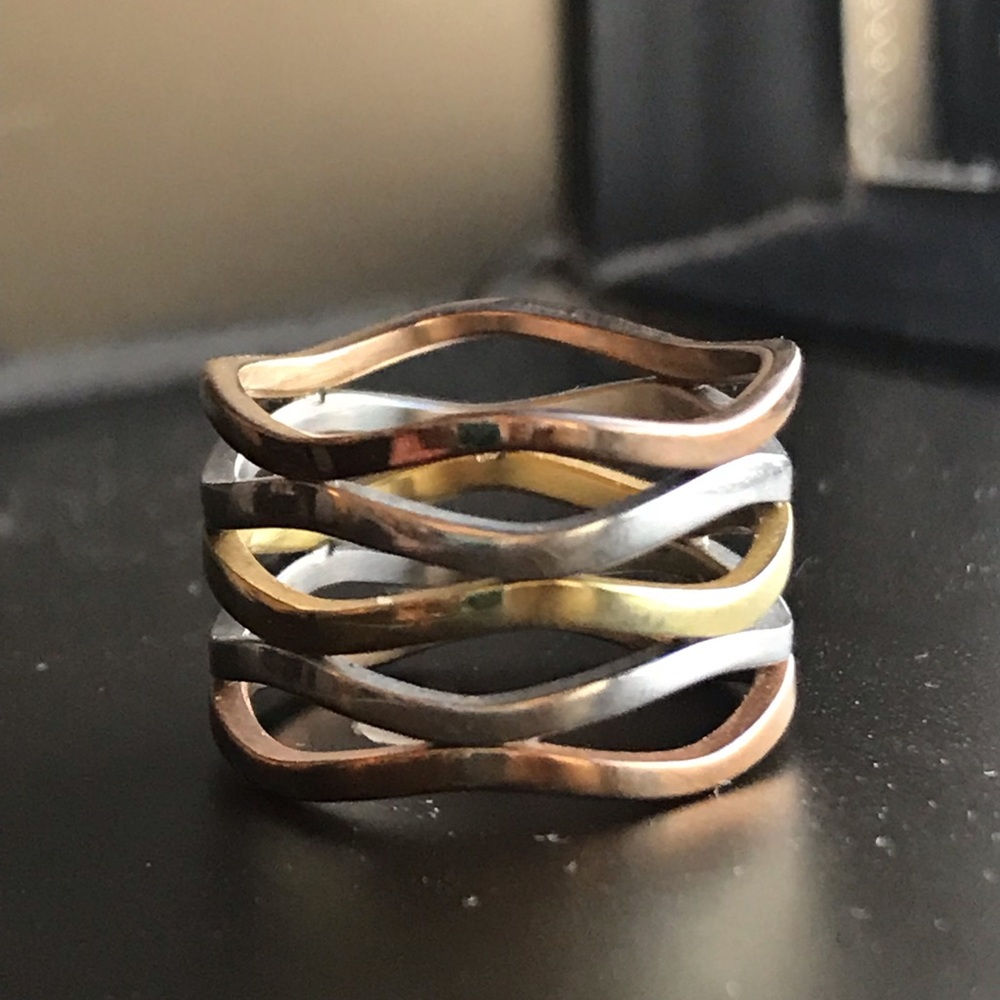 Three toned ribbed ring